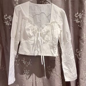 Vintage whit shirt for sale! Flattering fit. Zipper on the side.